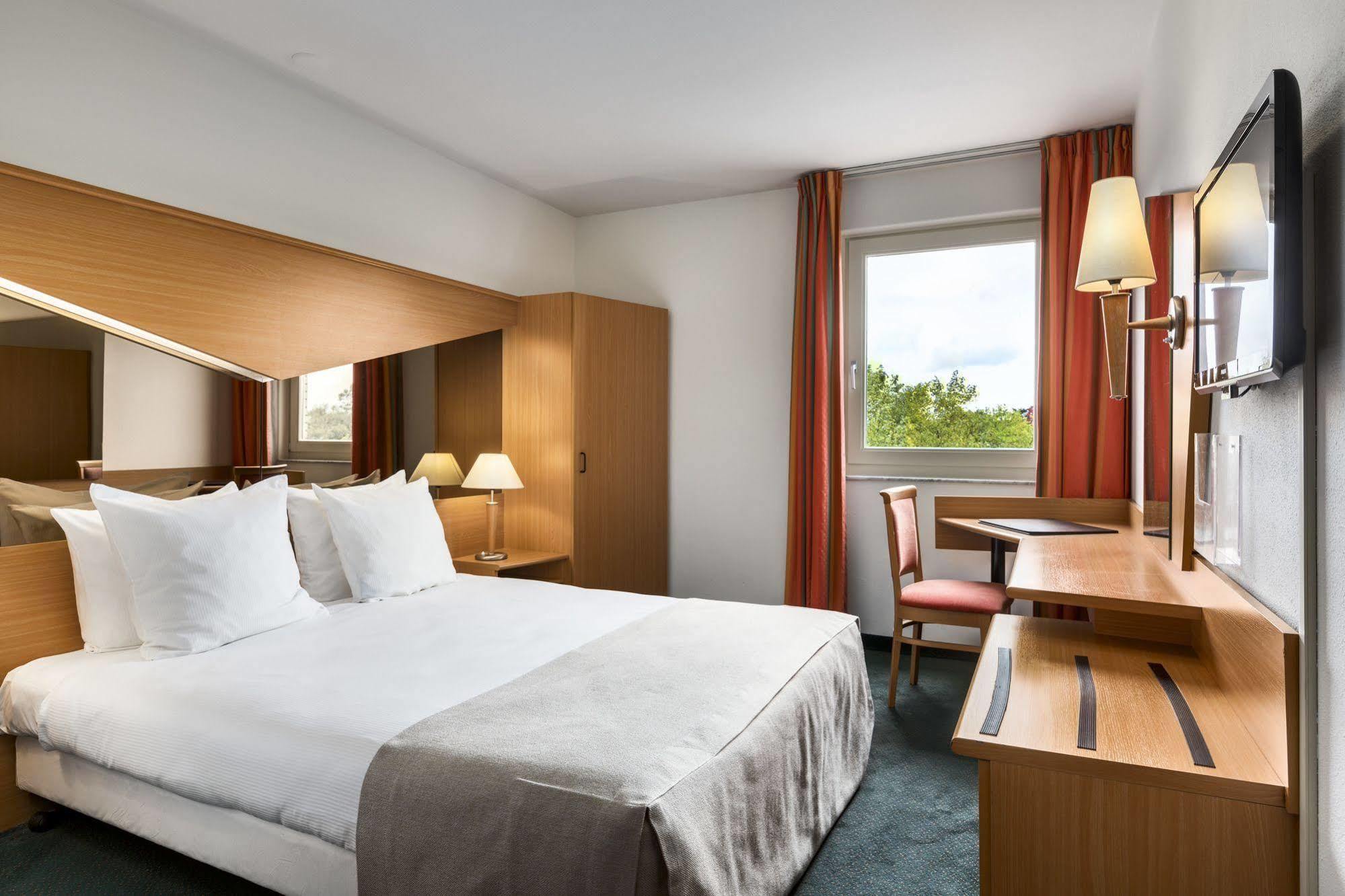 Nh Best Hotel Exterior photo
